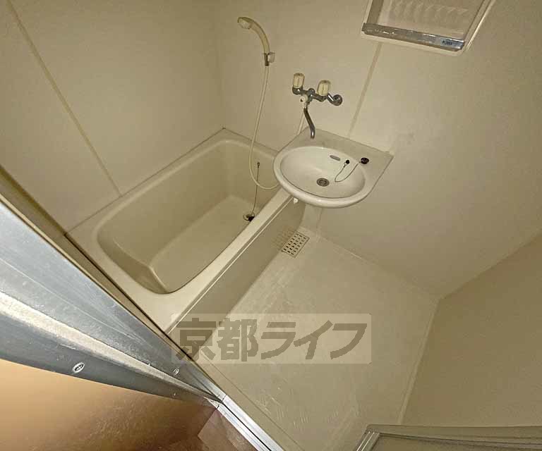 バス・シャワールーム　バス・トイレ別のためゆったり入浴できます。