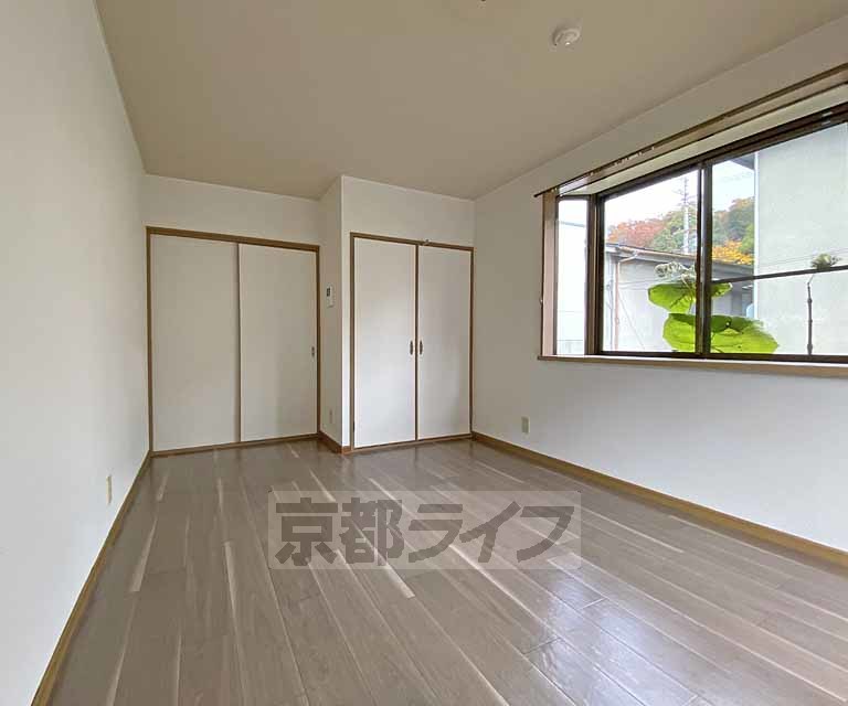 居室・リビング　角部屋・２面窓のあるお部屋です。大型バイク駐輪可能な物...