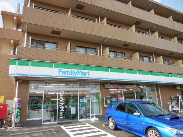 コンビニ　ファミリーマート（コンビニ）まで600m