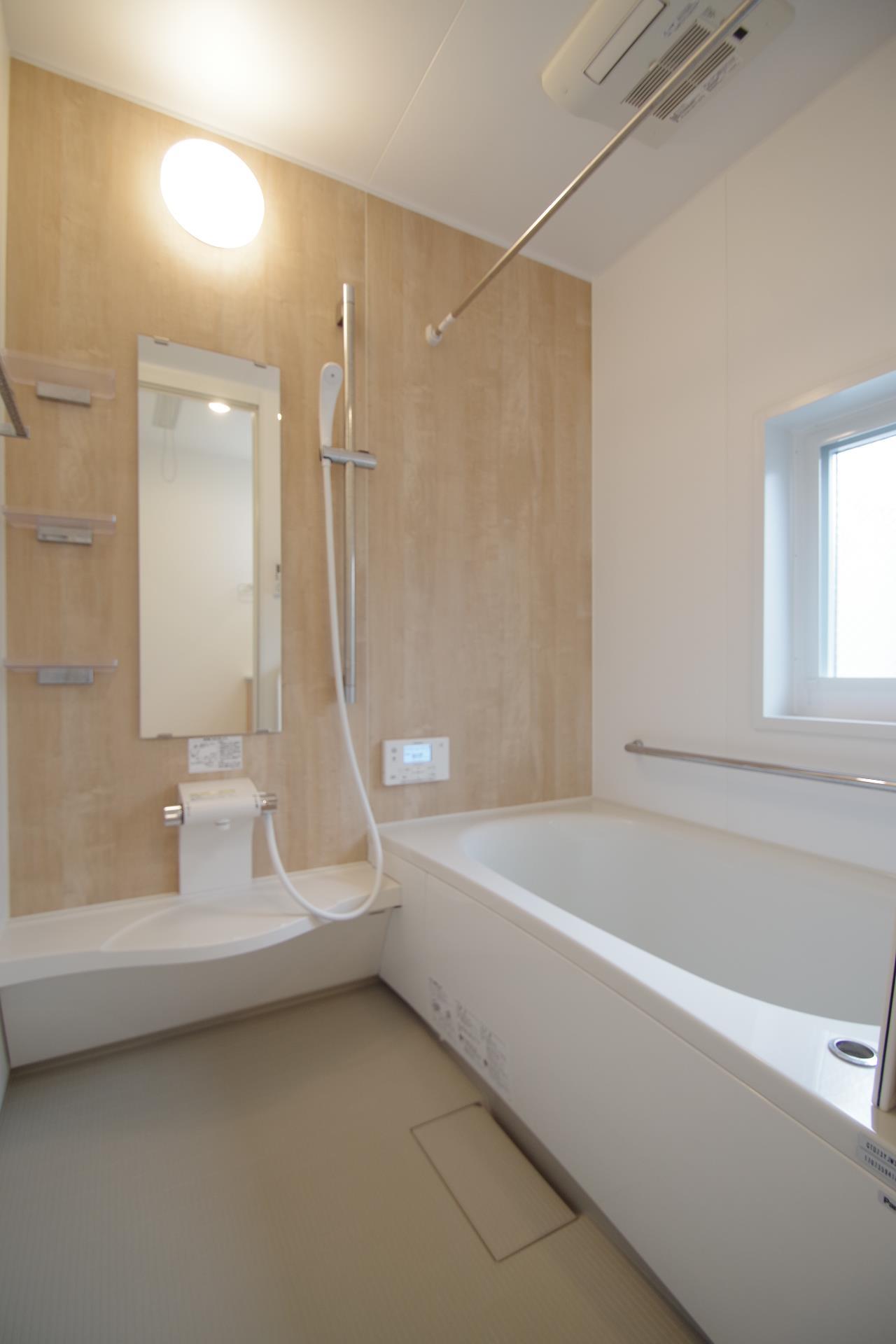 バス・シャワールーム　浴室暖房乾燥機・追い焚き付き♪