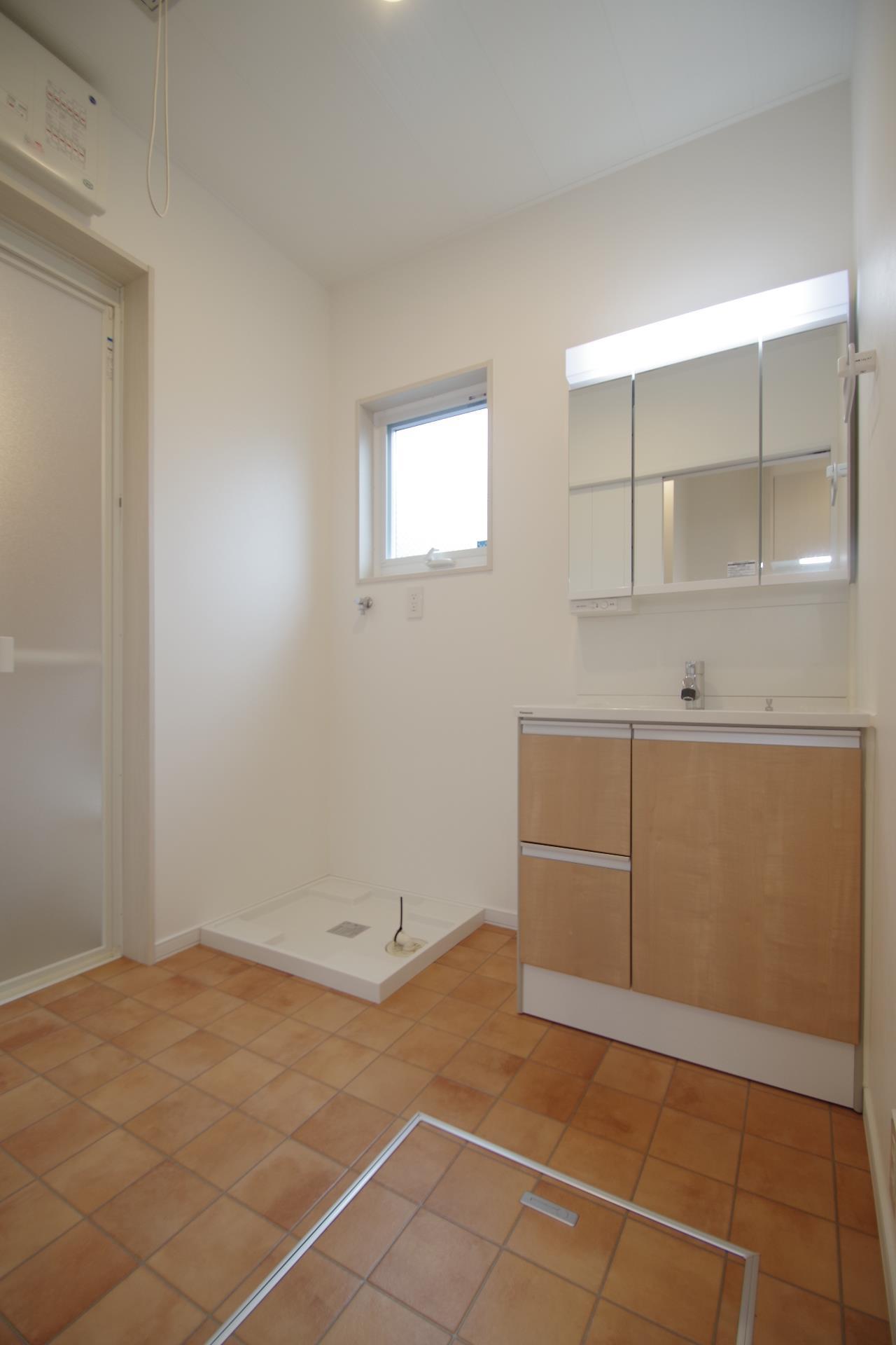 洗面設備　三面鏡付き洗面台