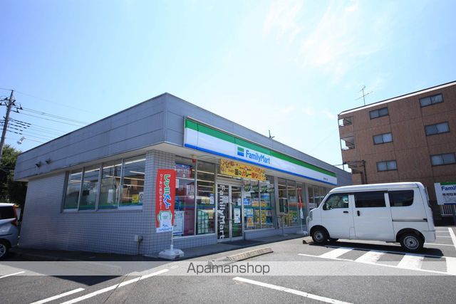 コンビニ　ファミリーマート（コンビニ）まで671m