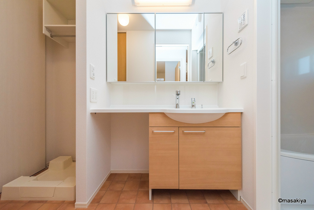 洗面設備　洗面・脱衣　シャンプードレッサー付き。