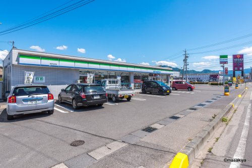 コンビニ　ファミリーマート 長野松岡店（コンビニ）まで581m