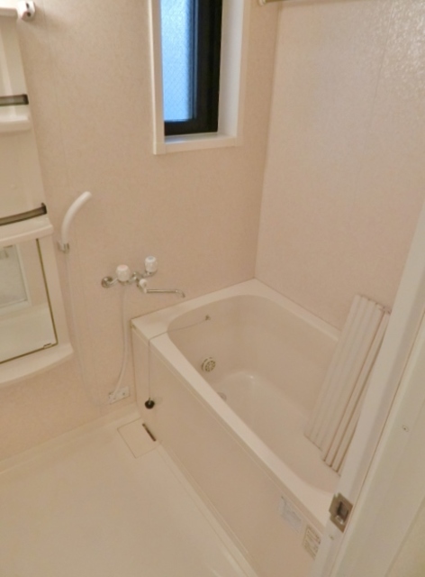 バス・シャワールーム　室内写真は１０２号室です。