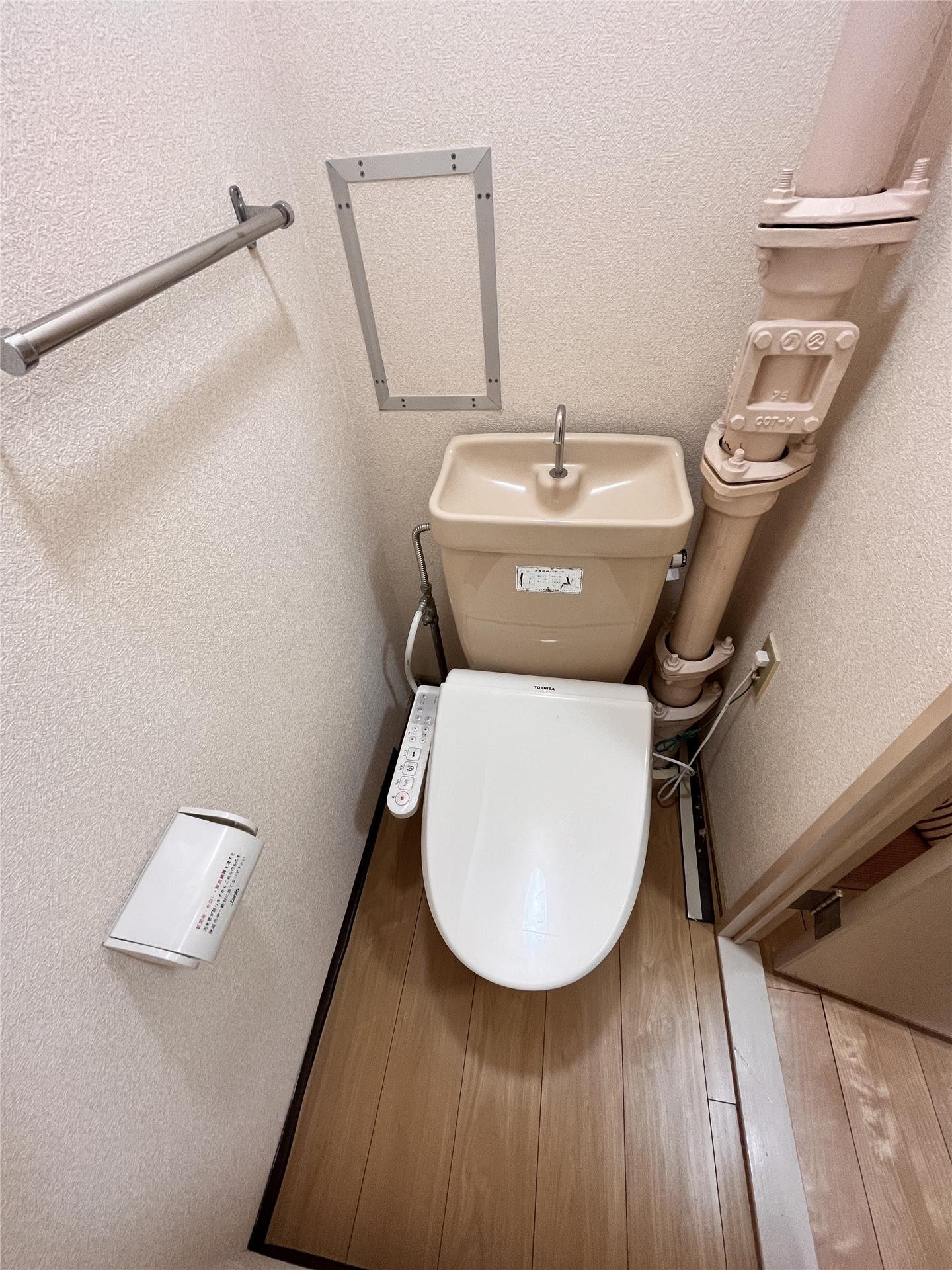 トイレ　写真は反転タイプの別部屋です。