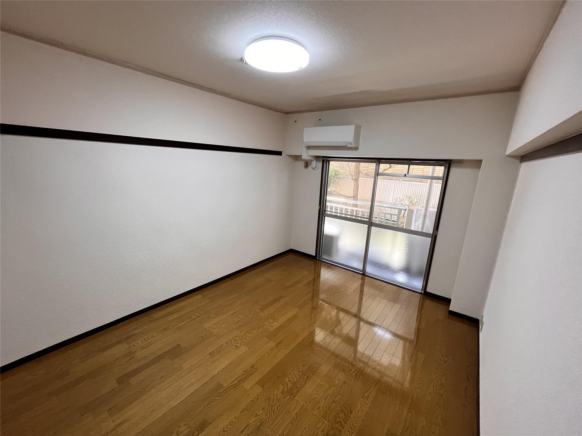 居室・リビング　写真は反転タイプの別部屋です。