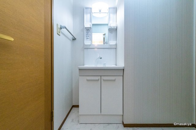 洗面設備　洗面・脱衣　シャンプードレッサー付き。