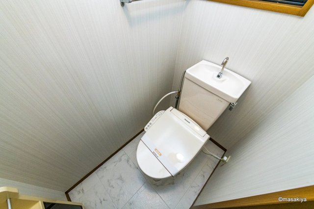 トイレ　トイレ　ウォシュレット付き。