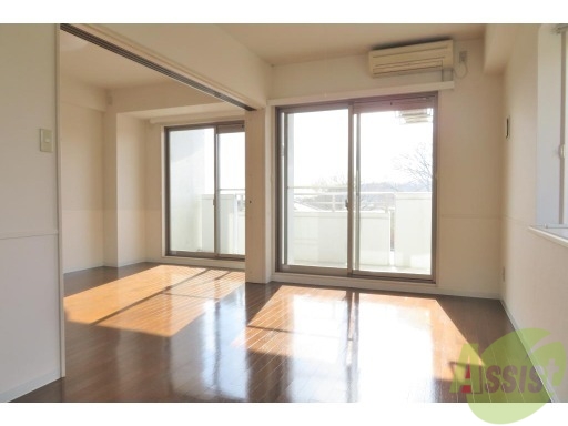 居室・リビング　南向きの１２．５帖と６．８帖の１ＬＤＫでひろびろしてます