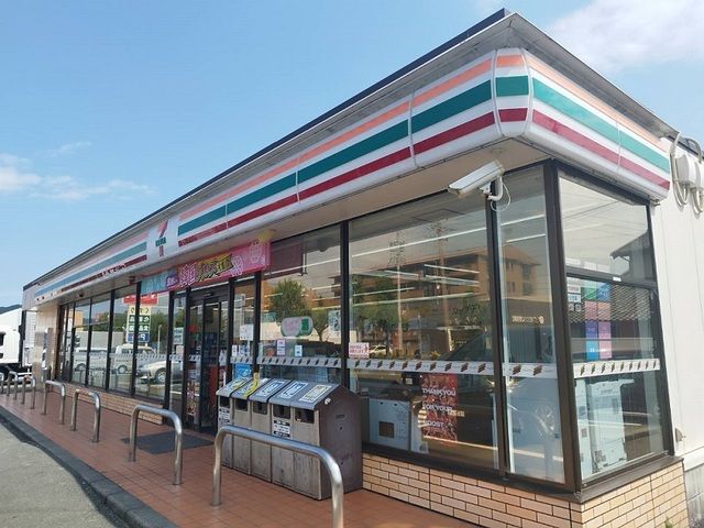 コンビニ　セブンイレブン（コンビニ）まで550m