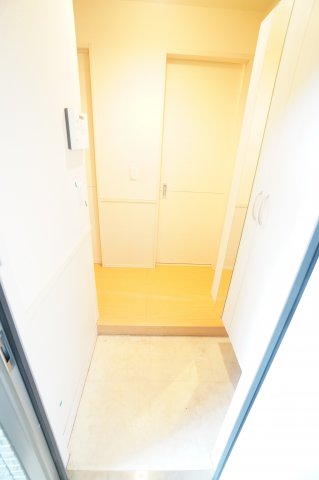 玄関　※同物件・同タイプの写真です。