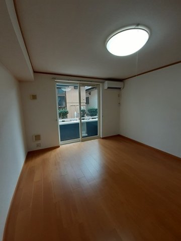 居室・リビング　内装は落ち着いています