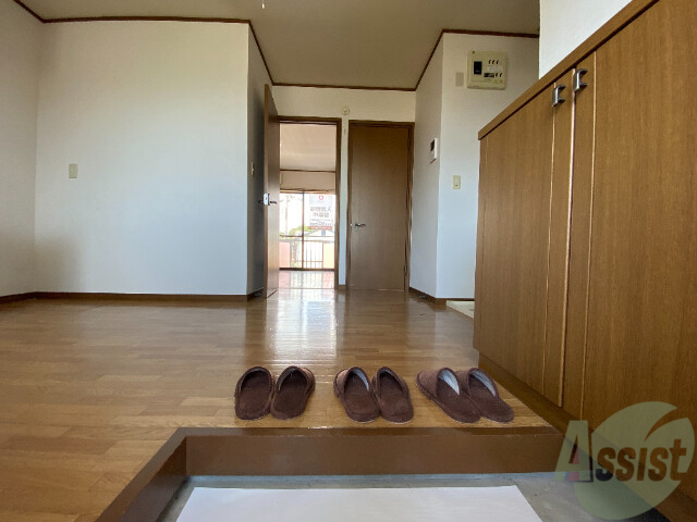 玄関　玄関は敷居が低くなっているので、つまづく心配なしです。