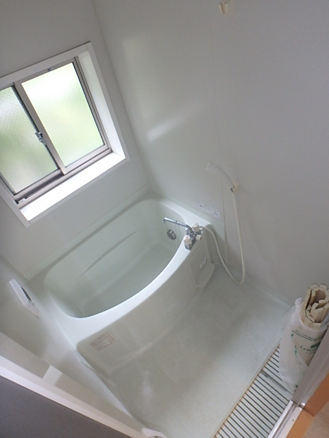 バス・シャワールーム　窓付きバスルームで換気も楽々。