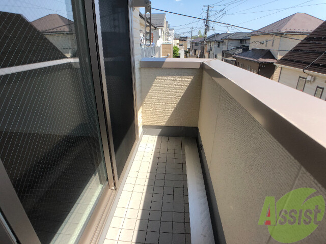 バルコニー　バルコニー。洗濯物がはかどりそうな広さがありますよ。