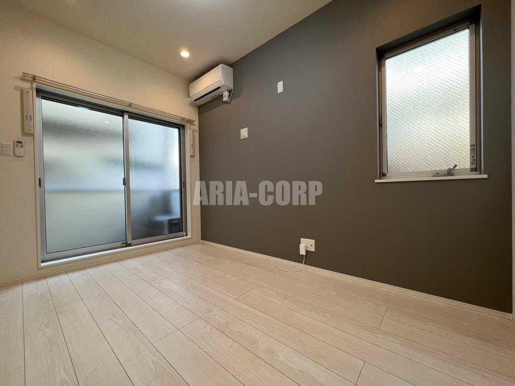 居室・リビング　白を基調としたお洒落な空間！角部屋で窓も多く明るいお部屋！