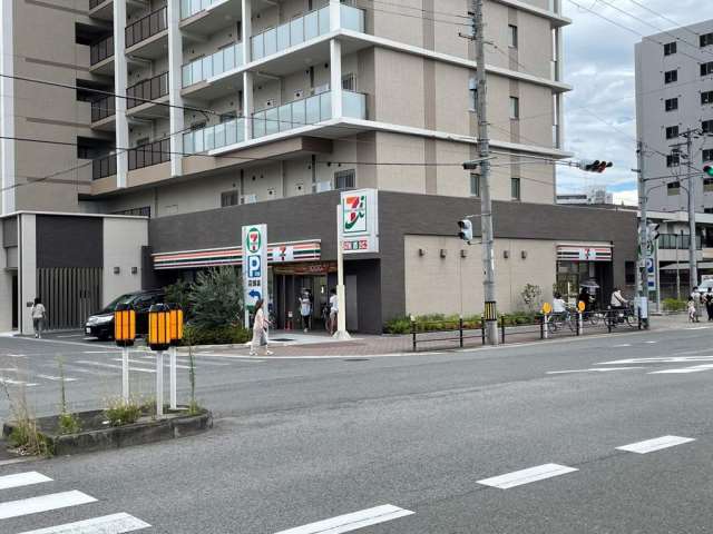 コンビニ　セブンイレブン（コンビニ）まで307m