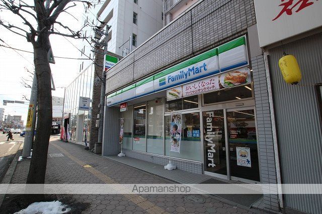 コンビニ　ファミリーマート平岸駅前店（コンビニ）まで450m