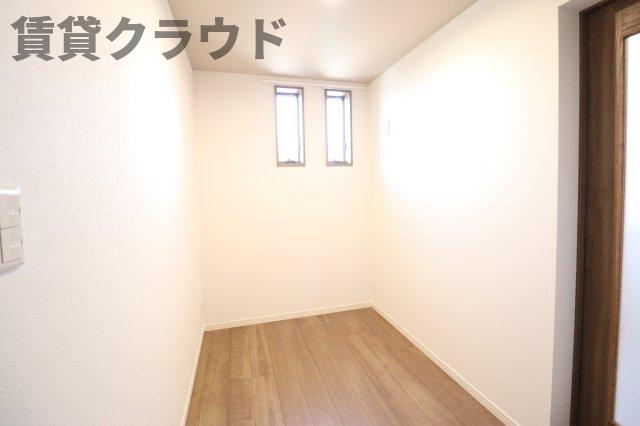 その他部屋・スペース　広くて明るい寝室