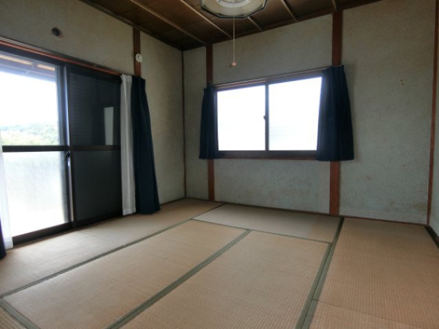 居室・リビング　雨戸付の和室７帖♪照明の設置もあります♪