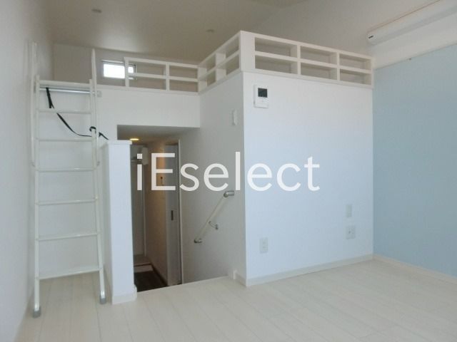 居室・リビング　ロフト付のおしゃれなお部屋です