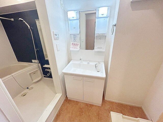 洗面設備　明るい洗面所です
