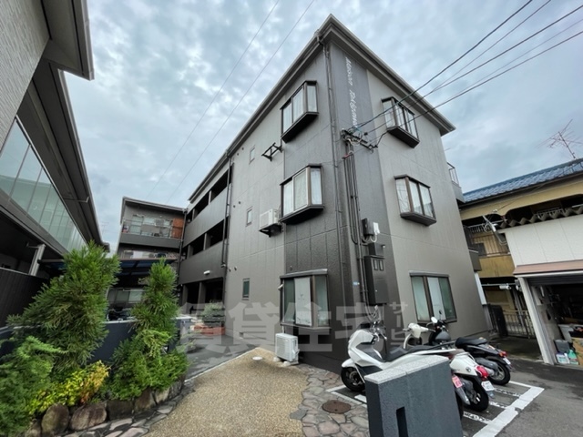 茨木市真砂のマンションの建物外観
