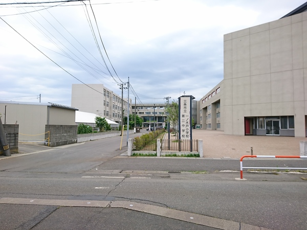 【ロイヤルタウン三条　七番館の小学校】