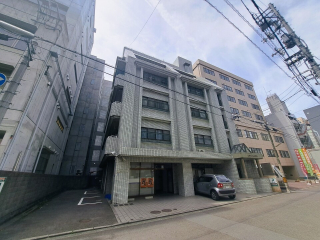 松山市一番町のマンションの建物外観