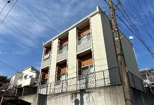 横浜市金沢区釜利谷西のアパートの建物外観