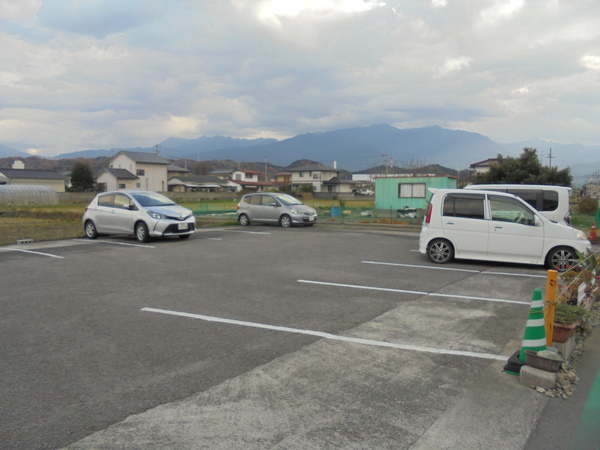 【田窪マンションの駐車場】