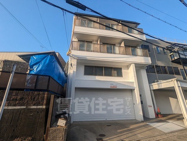 京都市山科区川田御出町のマンションの建物外観