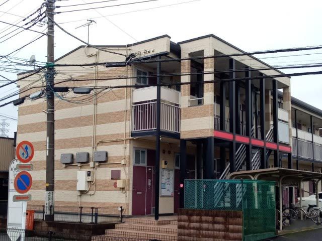 平塚市長持のアパートの建物外観