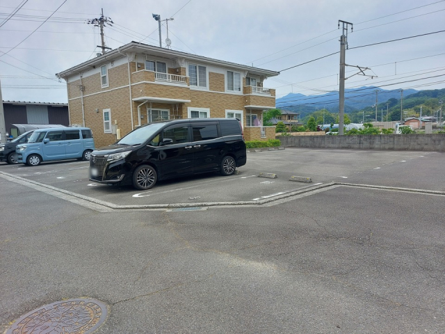 【松山市磯河内のアパートの駐車場】