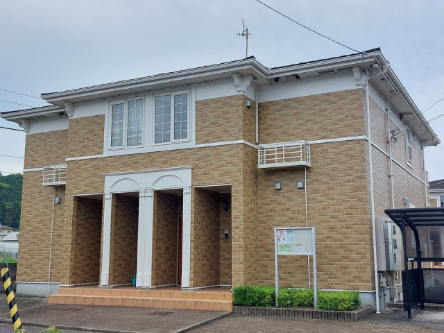 松山市磯河内のアパートの建物外観