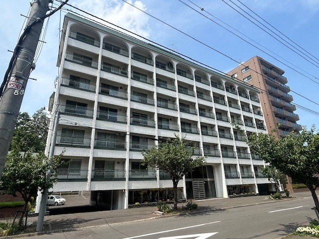 札幌市中央区南十一条西のマンションの建物外観