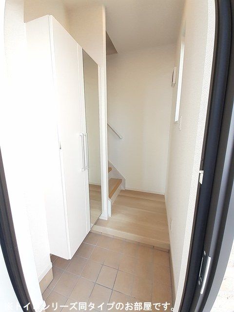 【屋島西町アパート（０２７７８９６０１）の玄関】