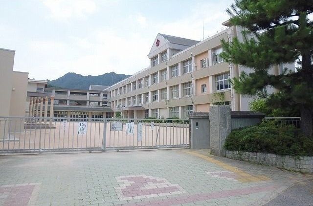 【廿日市市宮島口西のアパートの小学校】