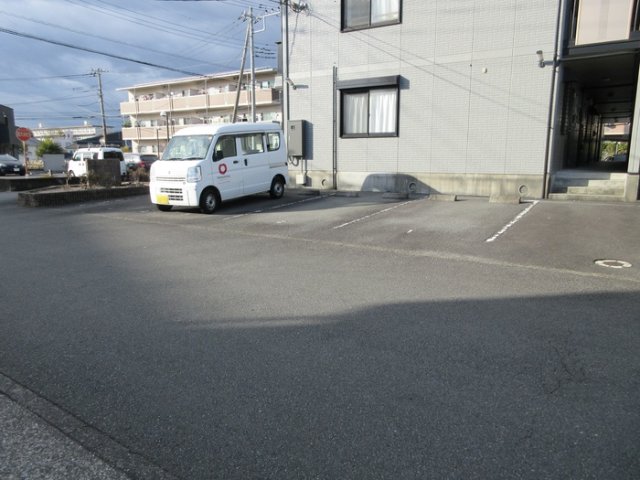 【花花五番館の駐車場】