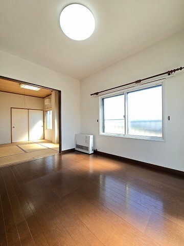 新川町17番2戸1の居間写真