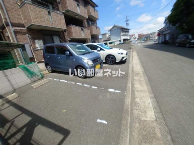 【和歌山市餌差町のアパートの駐車場】