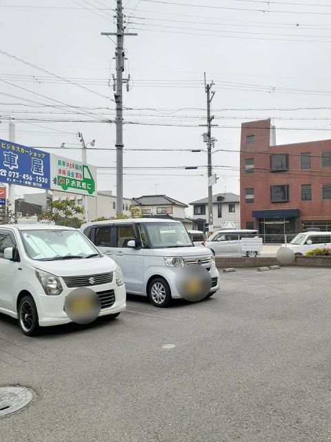 【和歌山市狐島のアパートの駐車場】