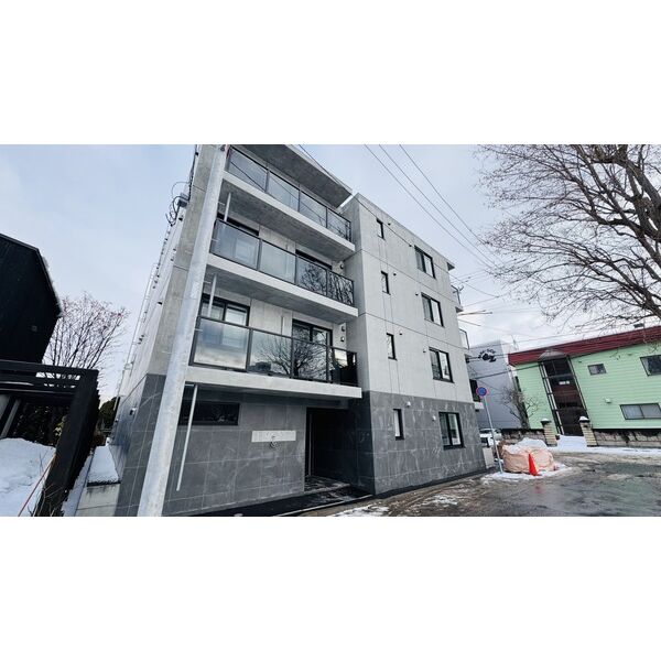 【札幌市北区麻生町のマンションの建物外観】