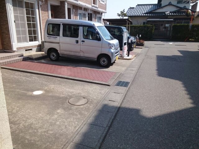 【河北郡内灘町字向粟崎のアパートの駐車場】