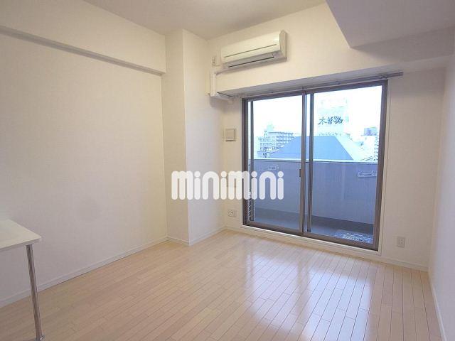 居室・リビング　天井が高いお部屋です