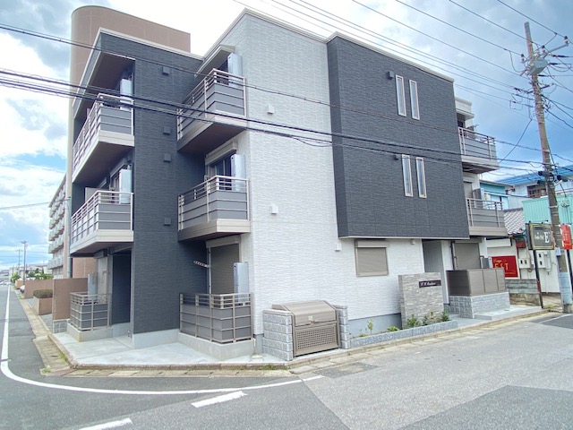 建物外観　積水ハウス施工の３階建て重量鉄骨造の賃貸住宅『シャーメゾン』