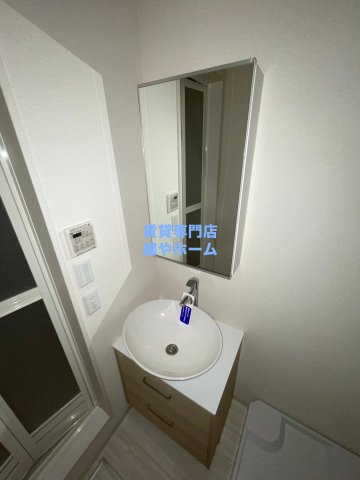 洗面設備　独立洗面台、小物を置くことができて便利です