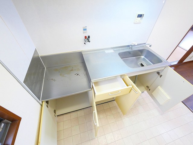 キッチン　コンパクトなキッチンで掃除もラクラク