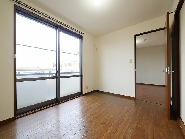 その他部屋・スペース　広くて明るい寝室